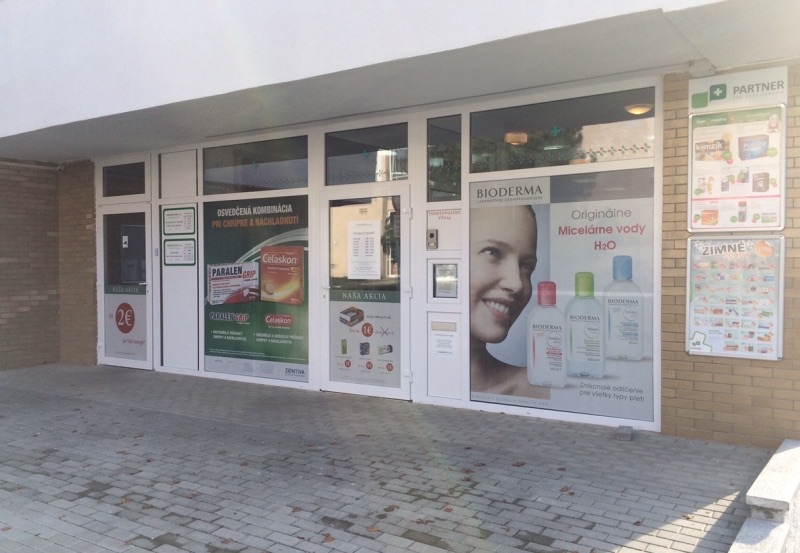 Hliníkové výklady lekárne - pohľad na vstup